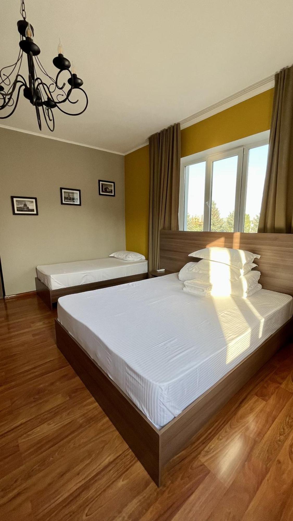 People Guest House Бишкек Екстериор снимка