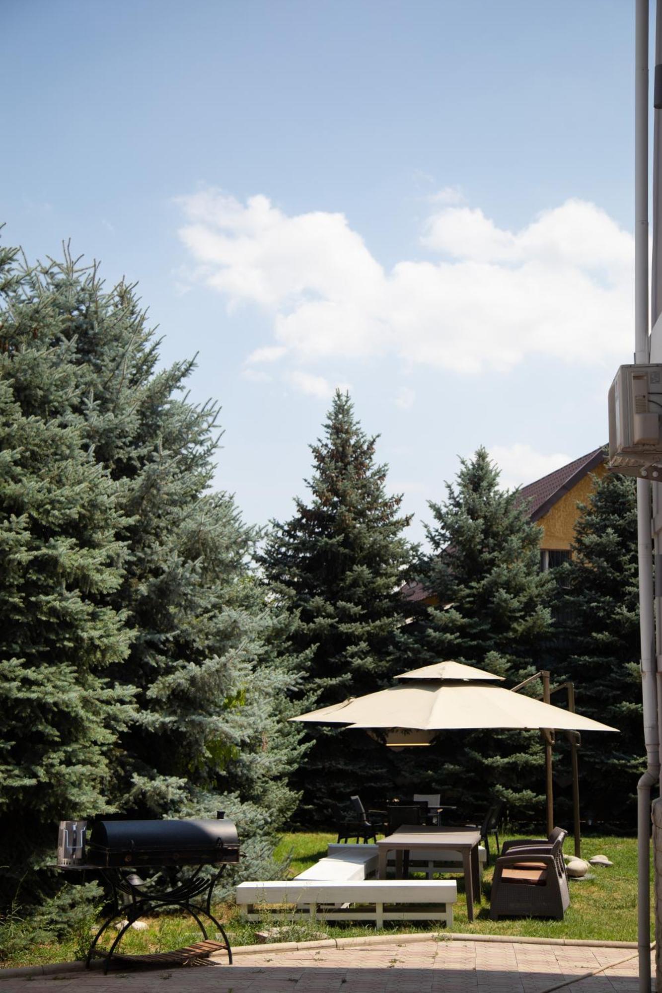 People Guest House Бишкек Екстериор снимка